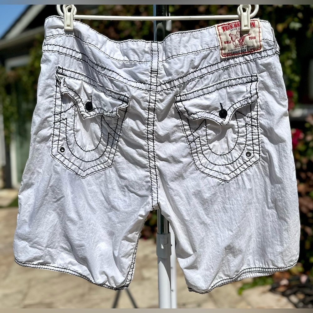 TRUE RELIGION MEN’S BOARDSHORT IN WHITE WITH NAVY STITCHING SZ 42